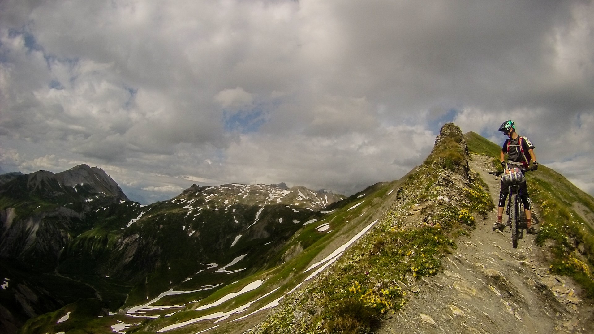 Tour du massif du Beaufortain, en bike et bivouac Tour du massif du Beaufortain, en bike et bivouac